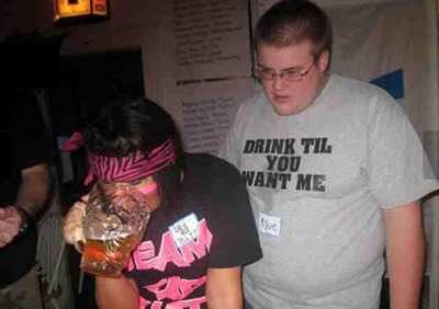 Парень смотрит как девушка пьет пиво из огромного бокала